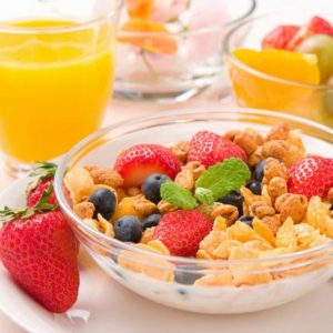 朝から果実を摂取すると、ダイエット、美肌、デトックスに最適といわれている。朝食抜きの人でも、朝食代わりに生の果実を食べることがお勧めとしている。